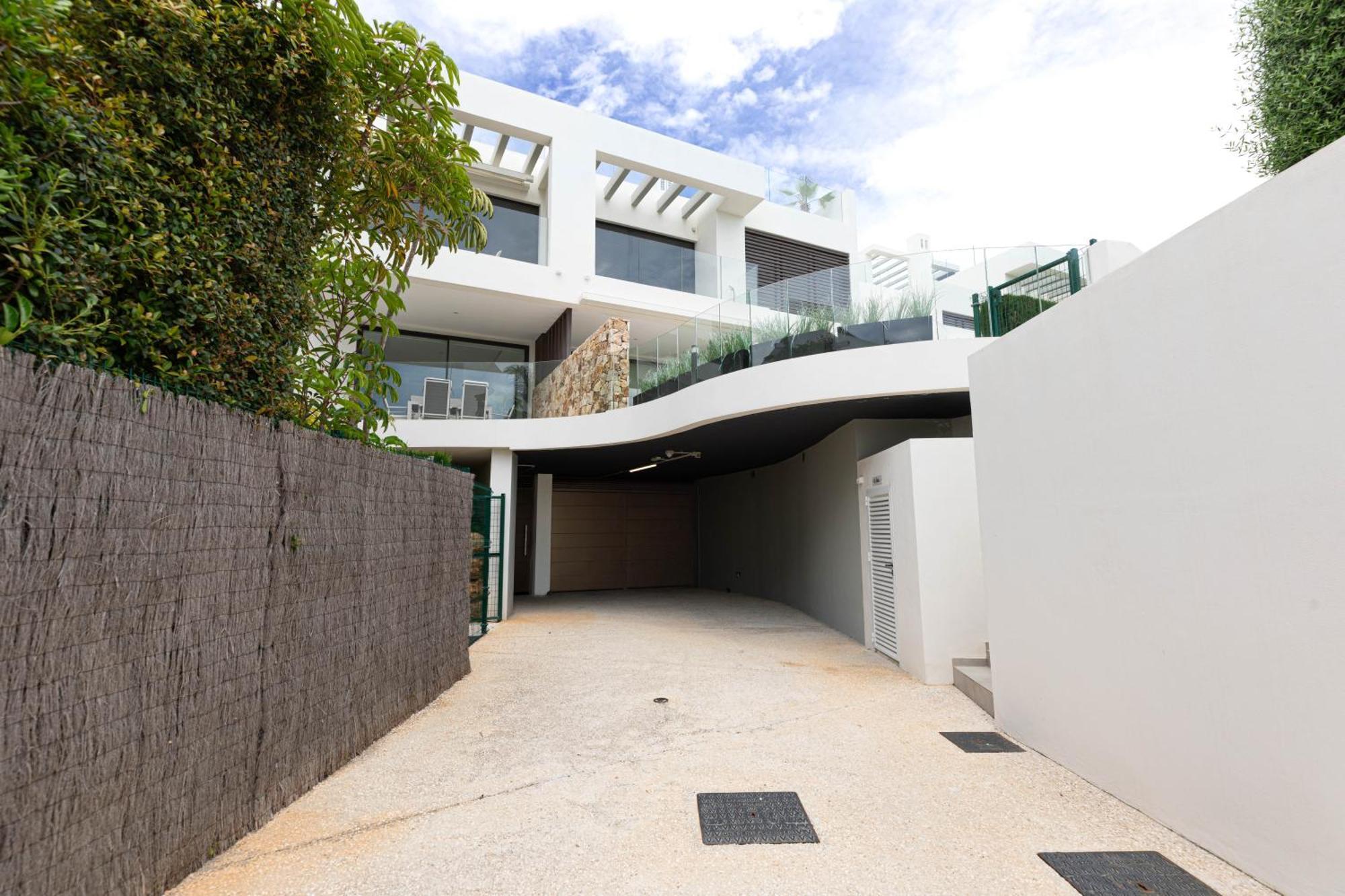 R14 Modern With Fantastic Sea Views *