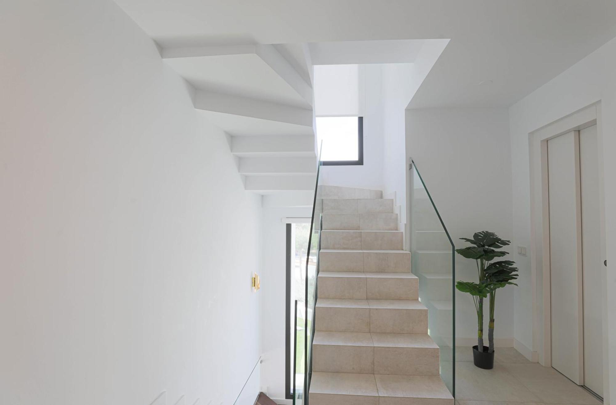 R14 Modern With Fantastic Sea Views *