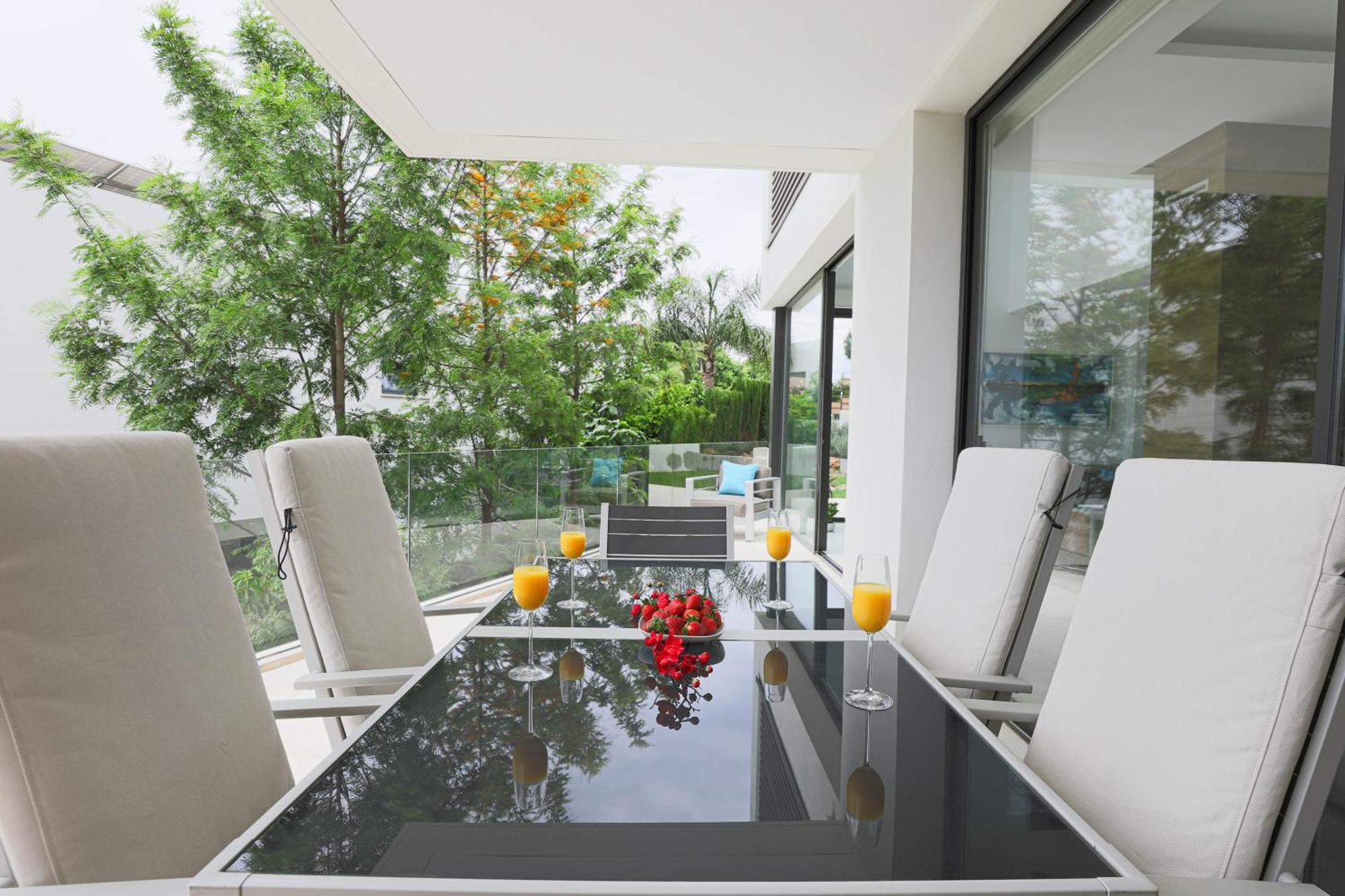 R14 Modern With Fantastic Sea Views *