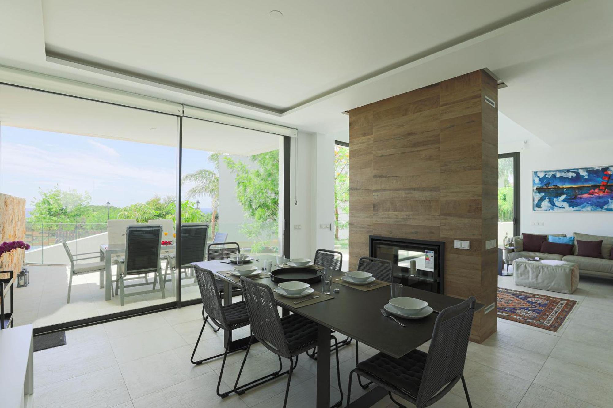 R14 Modern With Fantastic Sea Views *